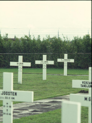 De middelste van de drie getoonde graven, is het  graf van mijn vader.